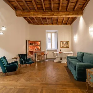 Chic And Style In Historical Via Giulia Apartment Rome