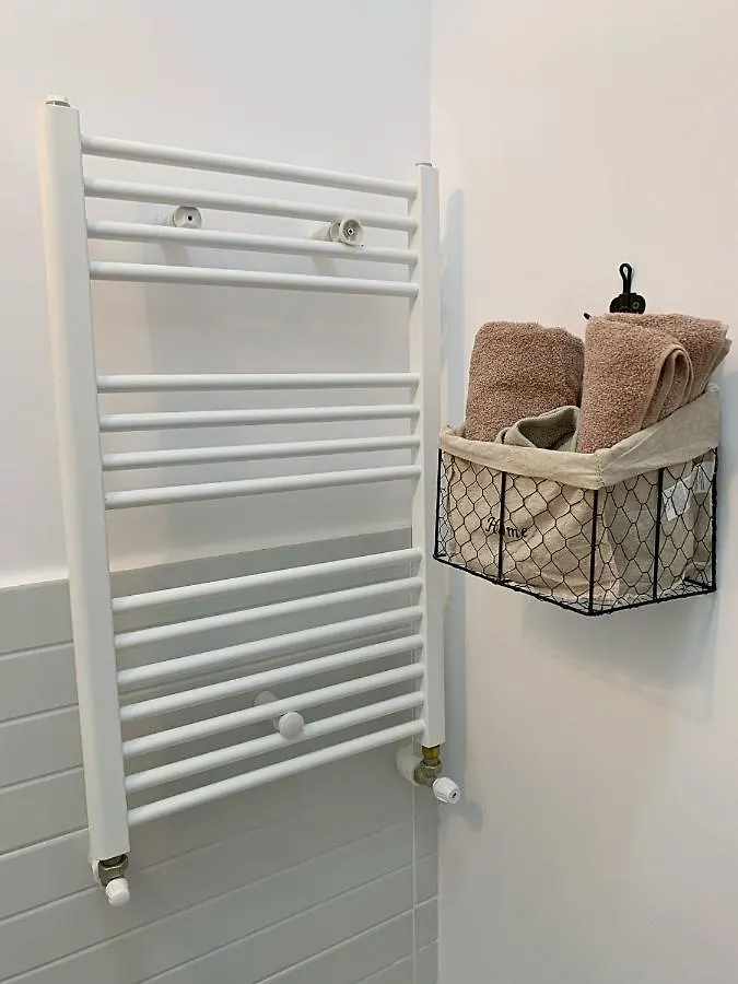 Maison 33 Бухарест 0*,